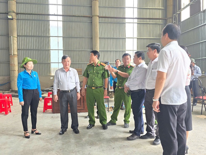 Vụ sập nhà xưởng khiến 3 người tử vong: Phó Chủ tịch tỉnh Bình Dương đến hiện trường- Ảnh 1.