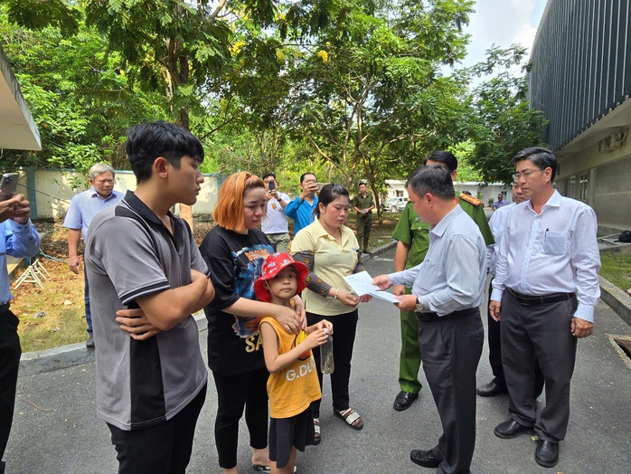 Vụ sập nhà xưởng khiến 3 người tử vong: Phó Chủ tịch tỉnh Bình Dương đến hiện trường- Ảnh 3.