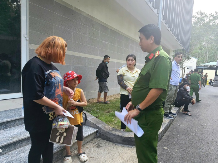 Vụ sập nhà xưởng khiến 3 người tử vong: Phó Chủ tịch tỉnh Bình Dương đến hiện trường- Ảnh 6.