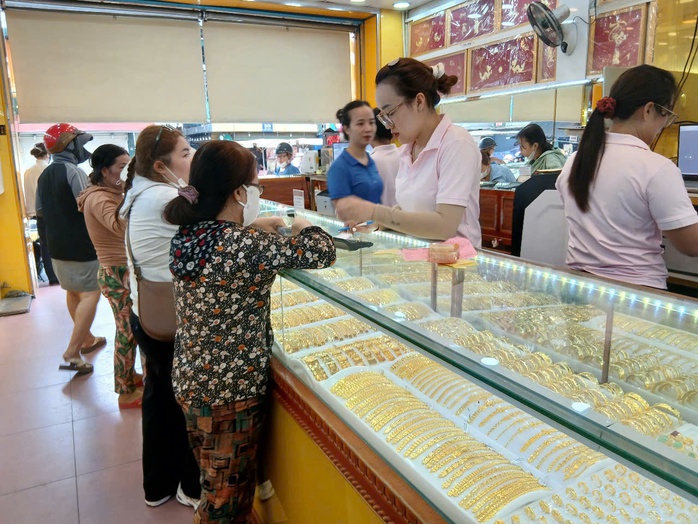 Giá vàng lên 120 triệu đồng/lượng, người mua bắt đầu e dè- Ảnh 1. Giá vàng lên 120 triệu đồng/lượng, người mua bắt đầu e dè- Ảnh 1.