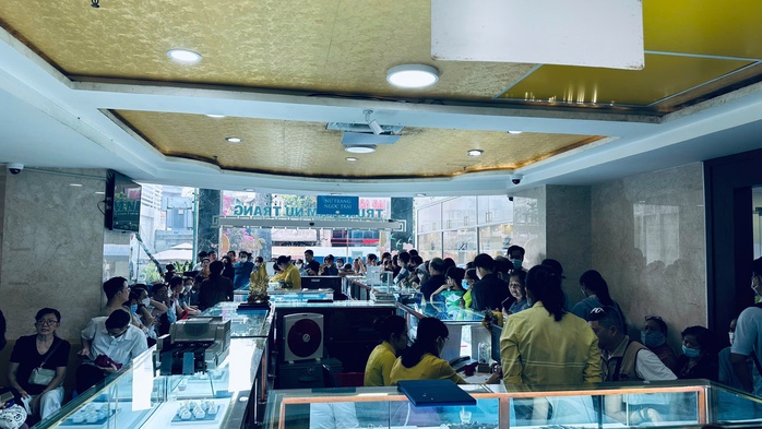 Tối 17-4, giá vàng bất ngờ sụt giảm- Ảnh 2. Tối 17-4, giá vàng bất ngờ sụt giảm- Ảnh 2.