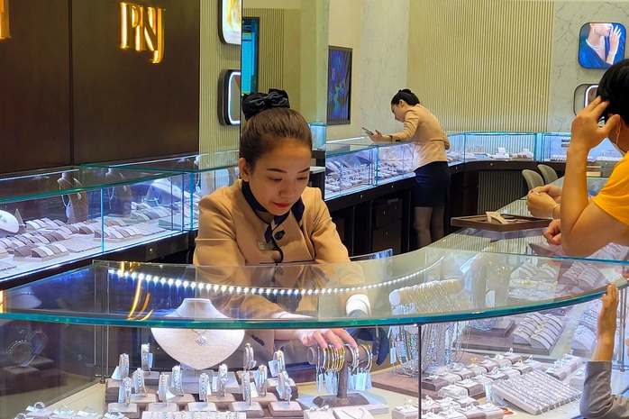 Giá vàng hôm nay 18-4: Đảo chiều sụt giảm- Ảnh 1. Giá vàng hôm nay 18-4: Đảo chiều sụt giảm- Ảnh 1.