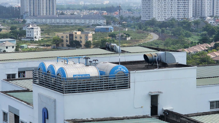 "Nước từ nhà máy uống trực tiếp được nhưng đến vòi của không ít hộ dân chung cư thì không bảo đảm" - Ảnh 1. "Nước từ nhà máy uống trực tiếp được nhưng đến vòi của không ít hộ dân chung cư thì không bảo đảm" - Ảnh 1.