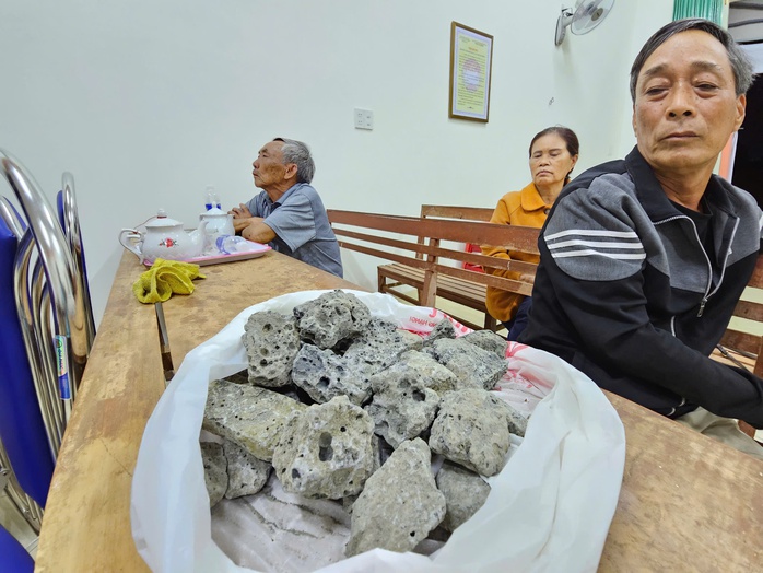 Xôn xao vụ việc bị phát hiện dùng "đá phổi" làm đường ở Gia Lai, nhà thầu liền "bỏ lửng" công trình - Ảnh 3. Xôn xao vụ việc bị phát hiện dùng "đá phổi" làm đường ở Gia Lai, nhà thầu liền "bỏ lửng" công trình - Ảnh 3.