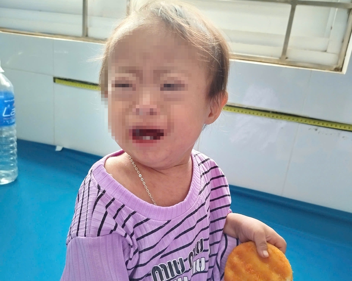 Bé gái bị bỏ rơi kèm lời nhắn "cháu khổ quá nên đành làm vậy"
- Ảnh 1. Bé gái bị bỏ rơi kèm lời nhắn "cháu khổ quá nên đành làm vậy"
- Ảnh 1.