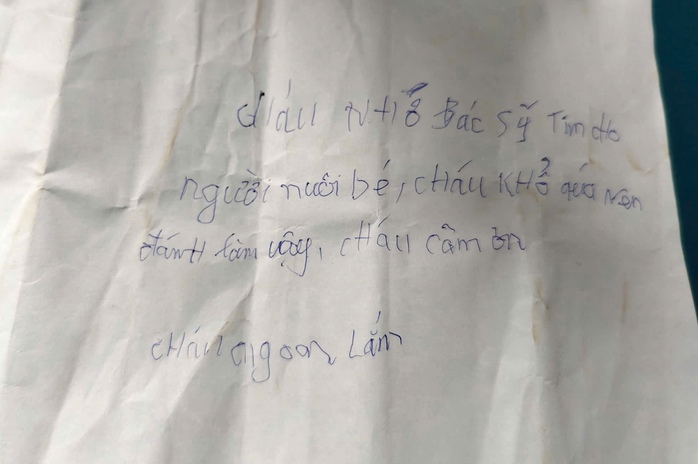 Bé gái bị bỏ rơi kèm lời nhắn "cháu khổ quá nên đành làm vậy"
- Ảnh 3. Bé gái bị bỏ rơi kèm lời nhắn "cháu khổ quá nên đành làm vậy"
- Ảnh 3.
