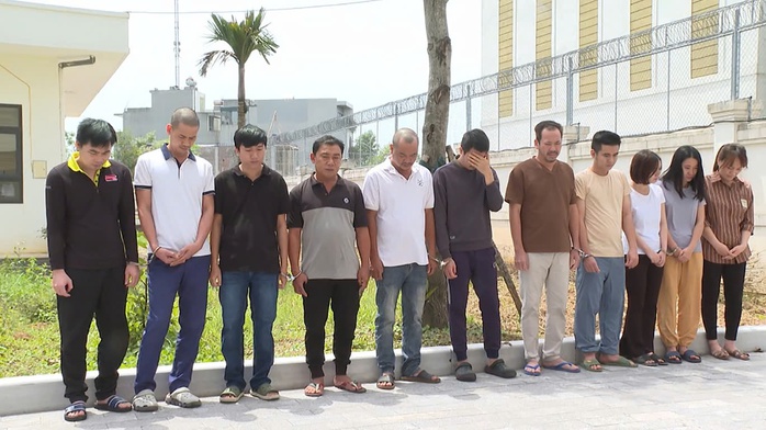 Hé lộ danh tính 14 đối tượng trong đường dây sản xuất thuốc giả quy mô toàn quốc bị khởi tố- Ảnh 1. Hé lộ danh tính 14 đối tượng trong đường dây sản xuất thuốc giả quy mô toàn quốc bị khởi tố- Ảnh 1.
