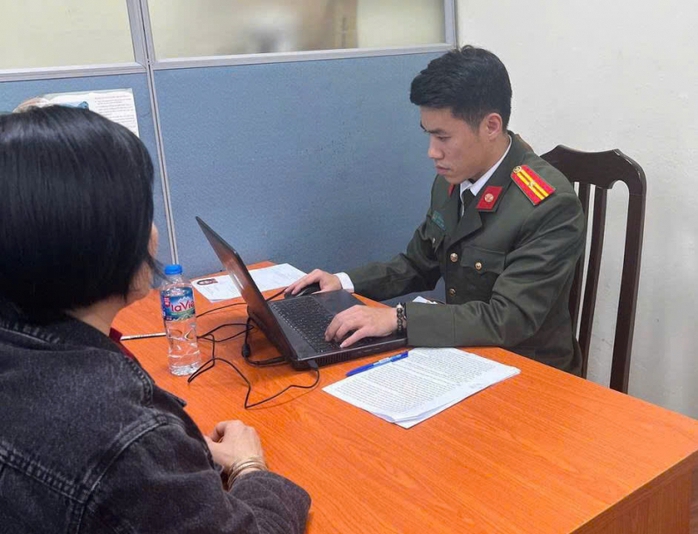 Livestream thông tin sai sự thật tại điểm cấp đổi GPLX, người phụ nữ bị xử lý- Ảnh 1. Livestream thông tin sai sự thật tại điểm cấp đổi GPLX, người phụ nữ bị xử lý- Ảnh 1.