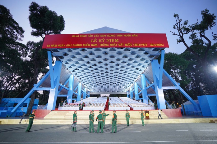 Hoành tráng tổng hợp luyện diễu binh, diễu hành lễ 30-4 tại TP HCM- Ảnh 6. Hoành tráng tổng hợp luyện diễu binh, diễu hành lễ 30-4 tại TP HCM- Ảnh 6.