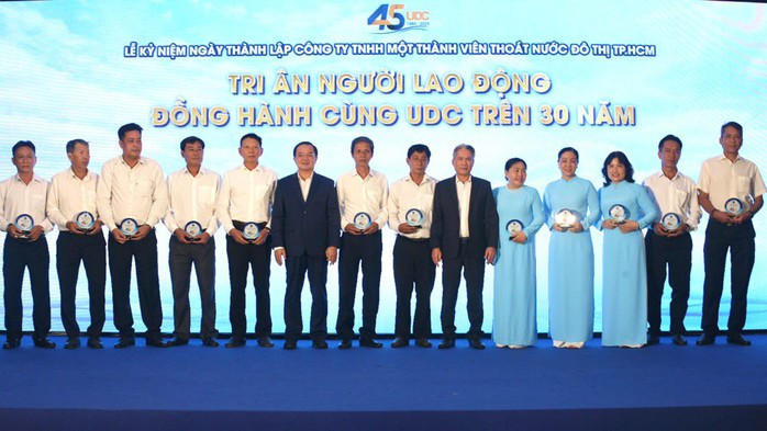 Đại diện UDC trao quà tri ân cho người lao động Đại diện UDC trao quà tri ân cho người lao động
