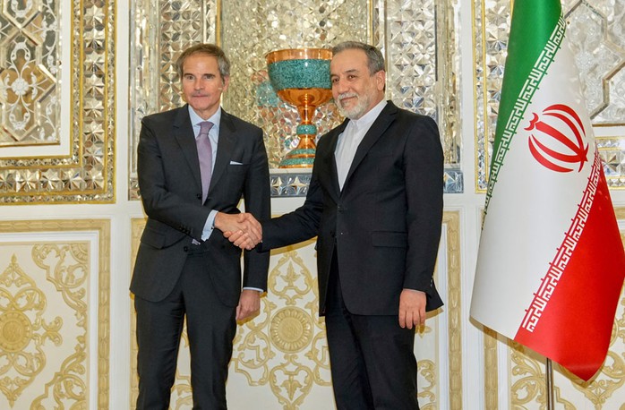 Bộ trưởng Ngoại giao Iran Abbas Araghchi (phải) tiếp Tổng Giám đốc IAEA Rafael Mariano Grossi tại Tehran hôm 16-4. Ảnh: AP