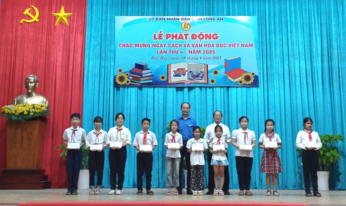 Báo Người Lao Động trao 150 suất hỗ trợ học tập tại 3 huyện ở Long An- Ảnh 7. Báo Người Lao Động trao 150 suất hỗ trợ học tập tại 3 huyện ở Long An- Ảnh 7.
