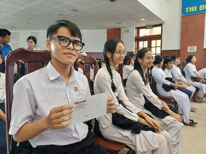 Báo Người Lao Động trao 150 suất hỗ trợ học tập tại 3 huyện ở Long An- Ảnh 10. Báo Người Lao Động trao 150 suất hỗ trợ học tập tại 3 huyện ở Long An- Ảnh 10.