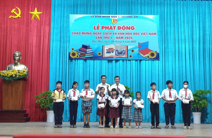 Báo Người Lao Động trao 150 suất hỗ trợ học tập tại 3 huyện ở Long An- Ảnh 8. Báo Người Lao Động trao 150 suất hỗ trợ học tập tại 3 huyện ở Long An- Ảnh 8.