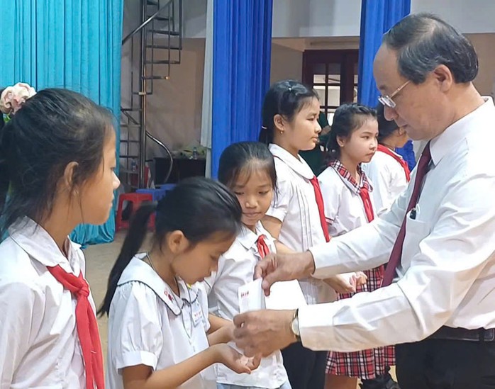 Rực rỡ tuyến đường cờ Tổ quốc tại quận 4, TP HCM- Ảnh 1.