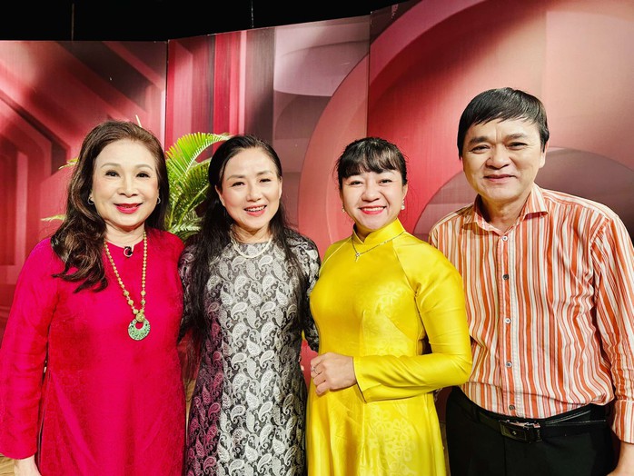 Kim Cương, Kim Xuân, Hồng Vân mừng "Nghệ sĩ và sàn diễn" tròn 10 năm- Ảnh 5. Kim Cương, Kim Xuân, Hồng Vân mừng "Nghệ sĩ và sàn diễn" tròn 10 năm- Ảnh 5.