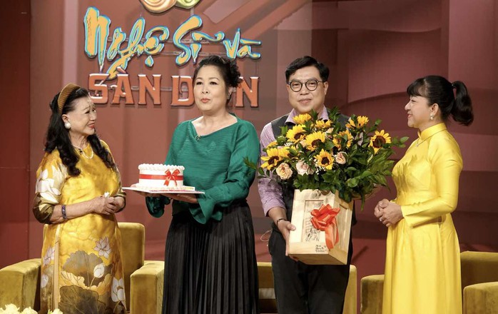 Kim Cương, Kim Xuân, Hồng Vân mừng "Nghệ sĩ và sàn diễn" tròn 10 năm- Ảnh 1. Kim Cương, Kim Xuân, Hồng Vân mừng "Nghệ sĩ và sàn diễn" tròn 10 năm- Ảnh 1.