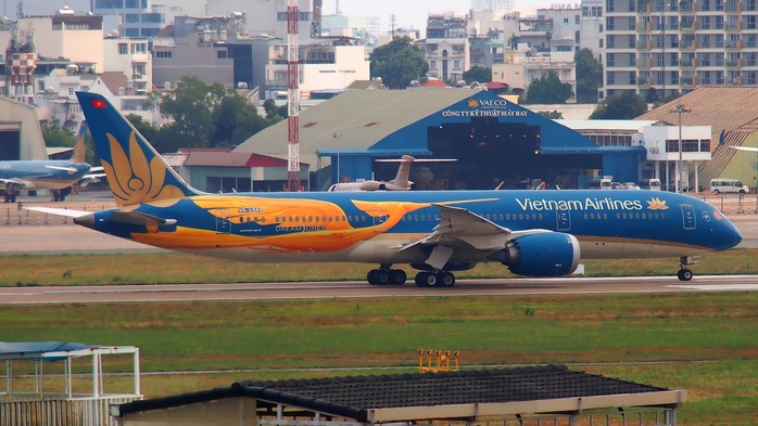 Hãng hàng không Quốc gia chính thức công bố chiếc máy bay Boeing 787 với thiết kế đặc biệt, mang hình ảnh chim Lạc – biểu tượng văn hóa thiêng liêng, gắn liền với cội nguồn dân tộc và khát vọng trường tồn của ng Hãng hàng không Quốc gia chính thức công bố chiếc máy bay Boeing 787 với thiết kế đặc biệt, mang hình ảnh chim Lạc – biểu tượng văn hóa thiêng liêng, gắn liền với cội nguồn dân tộc và khát vọng trường tồn của ng