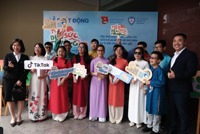 "Tiếp sức đến trường" 2025 trao 1.200 suất học bổng cho học sinh khuyết tật- Ảnh 2. "Tiếp sức đến trường" 2025 trao 1.200 suất học bổng cho học sinh khuyết tật- Ảnh 2.