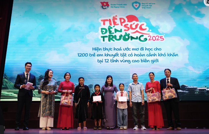 "Tiếp sức đến trường" 2025 trao 1.200 suất học bổng cho học sinh khuyết tật- Ảnh 1. "Tiếp sức đến trường" 2025 trao 1.200 suất học bổng cho học sinh khuyết tật- Ảnh 1.