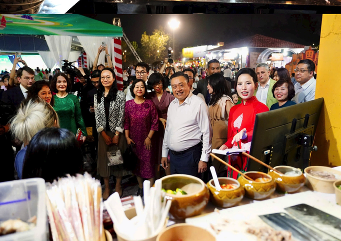 Khai mạc Festival Phở 2025: Tôn vinh tinh hoa phở Việt- Ảnh 2. Khai mạc Festival Phở 2025: Tôn vinh tinh hoa phở Việt- Ảnh 2.