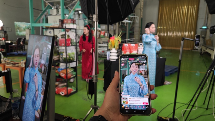 CEO Việt kiều livestream bán gạo tại nhà máy- Ảnh 1. CEO Việt kiều livestream bán gạo tại nhà máy- Ảnh 1.
