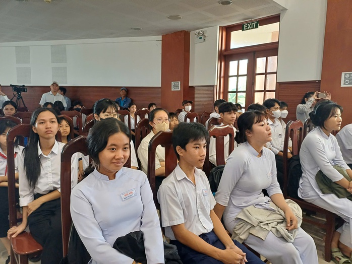 Báo Người Lao Động trao 150 suất hỗ trợ học tập tại 3 huyện ở Long An- Ảnh 5. Báo Người Lao Động trao 150 suất hỗ trợ học tập tại 3 huyện ở Long An- Ảnh 5.