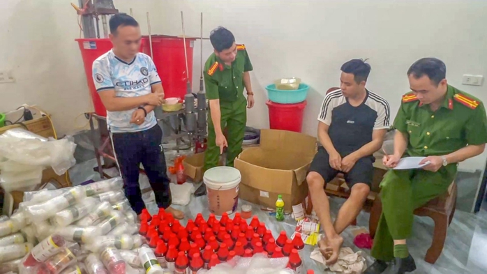 Bắt chủ cơ sở sản xuất bán hơn 10.000 đơn hàng thuốc bảo vệ thực vật, thuốc diệt chuột giả- Ảnh 2. Bắt chủ cơ sở sản xuất bán hơn 10.000 đơn hàng thuốc bảo vệ thực vật, thuốc diệt chuột giả- Ảnh 2.