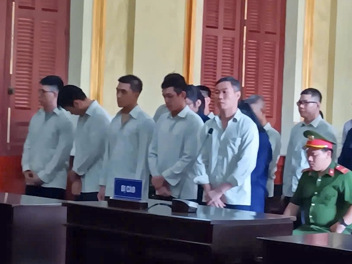 Vụ nhập lậu thiết bị cũ trị giá hàng trăm tỉ đồng: Nhiều bị cáo bàng hoàng, bật khóc- Ảnh 1. Vụ nhập lậu thiết bị cũ trị giá hàng trăm tỉ đồng: Nhiều bị cáo bàng hoàng, bật khóc- Ảnh 1.
