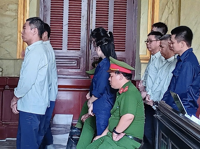 Vụ nhập lậu thiết bị cũ trị giá hàng trăm tỉ đồng: Nhiều bị cáo bàng hoàng, bật khóc- Ảnh 2. Vụ nhập lậu thiết bị cũ trị giá hàng trăm tỉ đồng: Nhiều bị cáo bàng hoàng, bật khóc- Ảnh 2.