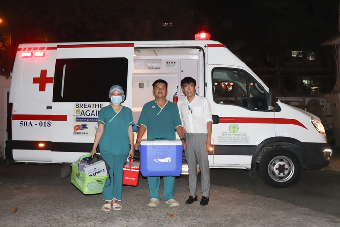 Cha mẹ chở con đi gần 300 km bằng xe máy đến TP HCM ghép gan- Ảnh 1. Cha mẹ chở con đi gần 300 km bằng xe máy đến TP HCM ghép gan- Ảnh 1.