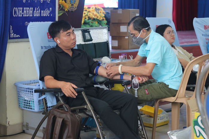 Hơn 150 CNVC-LĐ tham gia hiến máu tình nguyện chào mừng Tháng Công nhân- Ảnh 9. Hơn 150 CNVC-LĐ tham gia hiến máu tình nguyện chào mừng Tháng Công nhân- Ảnh 9.