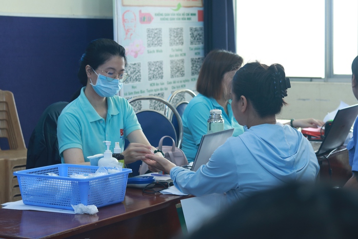 Hơn 150 CNVC-LĐ tham gia hiến máu tình nguyện chào mừng Tháng Công nhân- Ảnh 12. Hơn 150 CNVC-LĐ tham gia hiến máu tình nguyện chào mừng Tháng Công nhân- Ảnh 12.