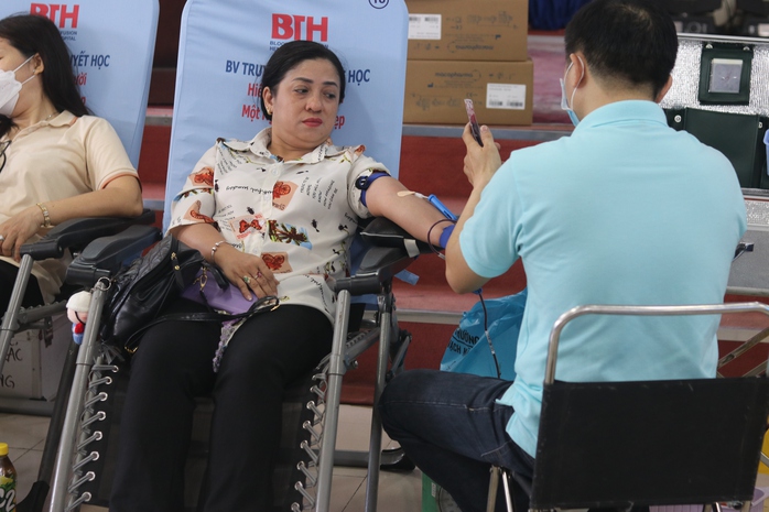 Hơn 150 CNVC-LĐ tham gia hiến máu tình nguyện chào mừng Tháng Công nhân- Ảnh 4. Hơn 150 CNVC-LĐ tham gia hiến máu tình nguyện chào mừng Tháng Công nhân- Ảnh 4.