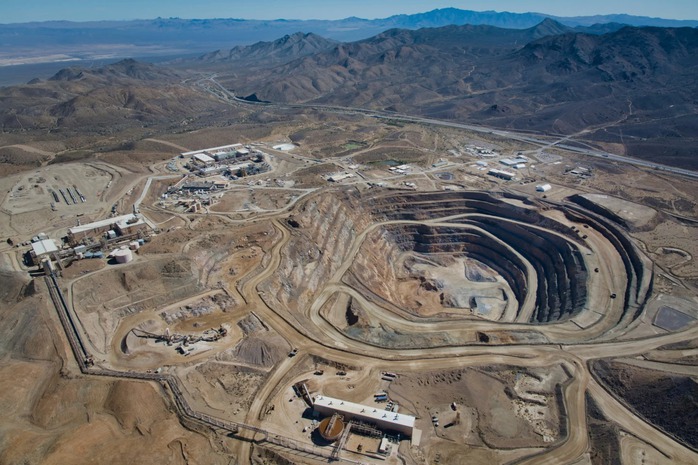 Cảnh quay từ trên cao mỏ đất hiếm Mountain Pass ở sa mạc Mojave thuộc bang Californiac – Mỹ. Ảnh: AP Cảnh quay từ trên cao mỏ đất hiếm Mountain Pass ở sa mạc Mojave thuộc bang Californiac – Mỹ. Ảnh: AP