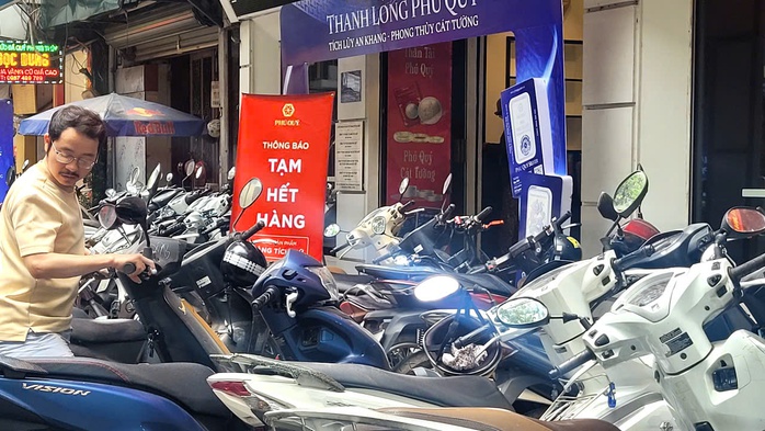Tiệm báo hết vàng, khách vẫn xếp hàng dài chờ mua- Ảnh 2. Tiệm báo hết vàng, khách vẫn xếp hàng dài chờ mua- Ảnh 2.