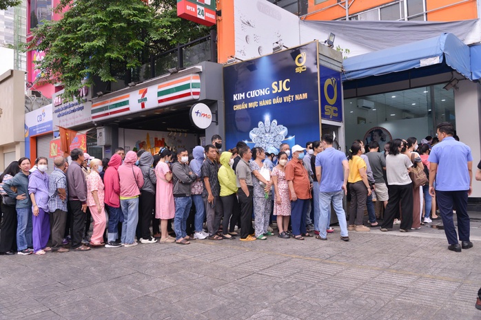 Giá vàng vượt 120 triệu đồng/lượng, nhiều người bán ra chốt lời- Ảnh 2. Giá vàng vượt 120 triệu đồng/lượng, nhiều người bán ra chốt lời- Ảnh 2.