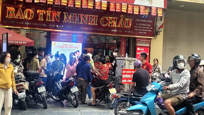 Tiệm báo hết vàng, khách vẫn xếp hàng dài chờ mua- Ảnh 1. Tiệm báo hết vàng, khách vẫn xếp hàng dài chờ mua- Ảnh 1.