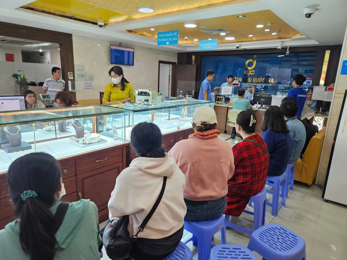 Giá vàng vượt 120 triệu đồng/lượng, nhiều người bán ra chốt lời- Ảnh 3. Giá vàng vượt 120 triệu đồng/lượng, nhiều người bán ra chốt lời- Ảnh 3.