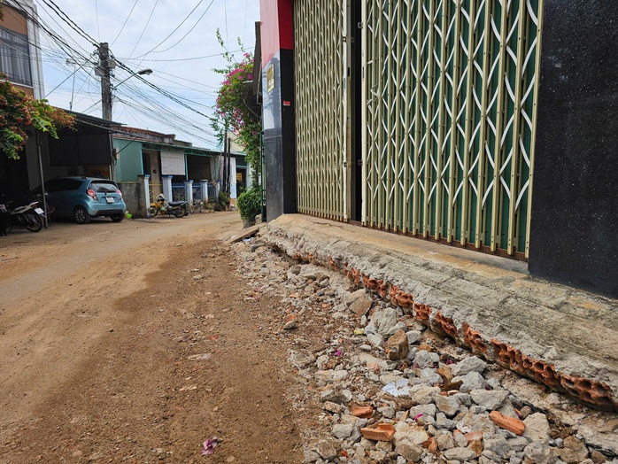 Bị phát hiện dùng "đá phổi" làm đường ở Gia Lai, nhà thầu nói gì?- Ảnh 3. Bị phát hiện dùng "đá phổi" làm đường ở Gia Lai, nhà thầu nói gì?- Ảnh 3.