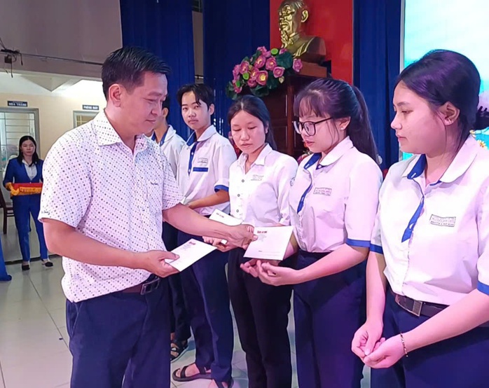 Báo Người Lao Động trao 150 suất hỗ trợ học tập tại 3 huyện ở Long An- Ảnh 20. Báo Người Lao Động trao 150 suất hỗ trợ học tập tại 3 huyện ở Long An- Ảnh 20.