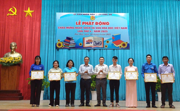 Báo Người Lao Động trao 150 suất hỗ trợ học tập tại 3 huyện ở Long An- Ảnh 12. Báo Người Lao Động trao 150 suất hỗ trợ học tập tại 3 huyện ở Long An- Ảnh 12.