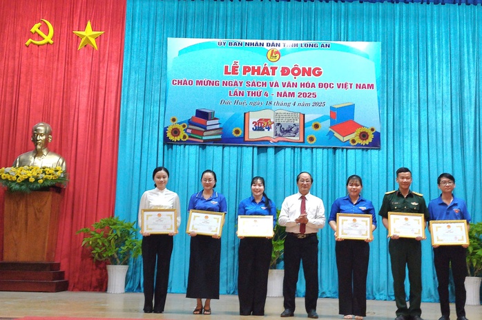 Báo Người Lao Động trao 150 suất hỗ trợ học tập tại 3 huyện ở Long An- Ảnh 13. Báo Người Lao Động trao 150 suất hỗ trợ học tập tại 3 huyện ở Long An- Ảnh 13.