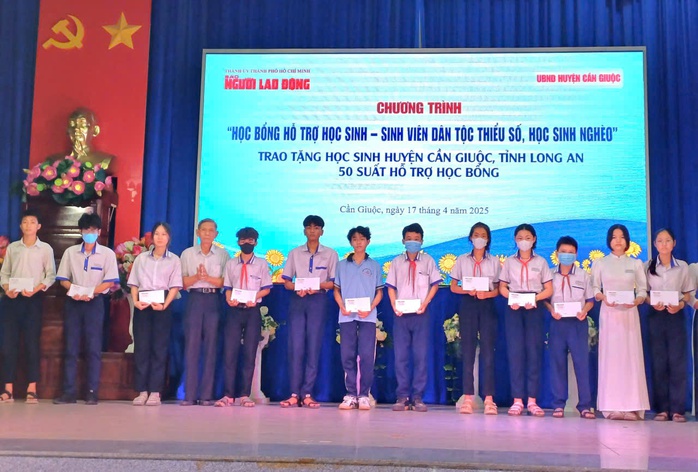 Báo Người Lao Động trao 150 suất hỗ trợ học tập tại 3 huyện ở Long An- Ảnh 23. Báo Người Lao Động trao 150 suất hỗ trợ học tập tại 3 huyện ở Long An- Ảnh 23.
