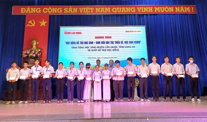 Báo Người Lao Động trao 150 suất hỗ trợ học tập tại 3 huyện ở Long An- Ảnh 24. Báo Người Lao Động trao 150 suất hỗ trợ học tập tại 3 huyện ở Long An- Ảnh 24.