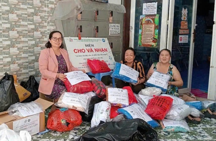 Cuộc thi viết "Lòng tốt quanh ta": Nữ nhà thơ hết mình vì cộng đồng- Ảnh 1. Cuộc thi viết "Lòng tốt quanh ta": Nữ nhà thơ hết mình vì cộng đồng- Ảnh 1.