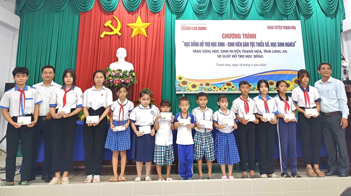 Báo Người Lao Động trao 150 suất hỗ trợ học tập tại 3 huyện ở Long An- Ảnh 2. Báo Người Lao Động trao 150 suất hỗ trợ học tập tại 3 huyện ở Long An- Ảnh 2.