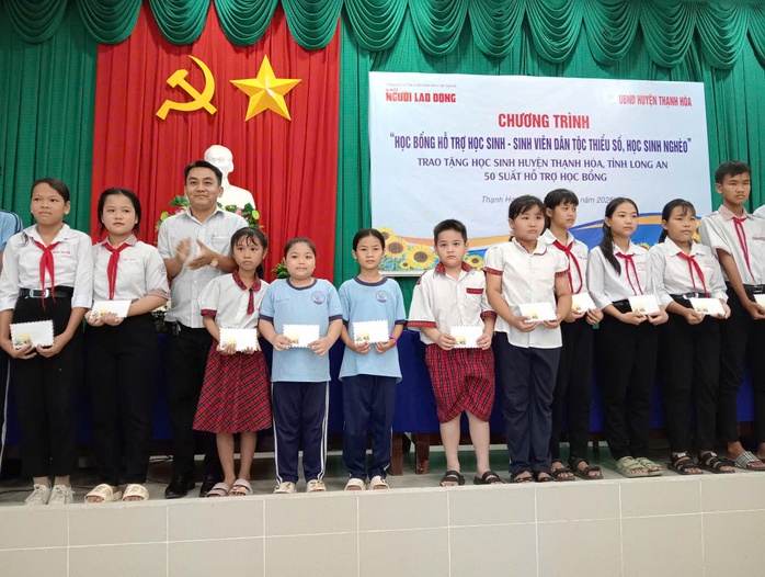 Báo Người Lao Động trao 150 suất hỗ trợ học tập tại 3 huyện ở Long An- Ảnh 3. Báo Người Lao Động trao 150 suất hỗ trợ học tập tại 3 huyện ở Long An- Ảnh 3.