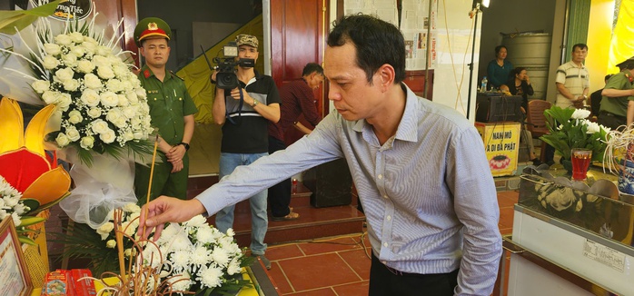 Báo Người Lao Động trao 10 triệu đồng hỗ trợ gia đình Thiếu tá Công an hy sinh khi bắt tội phạm- Ảnh 1. Báo Người Lao Động trao 10 triệu đồng hỗ trợ gia đình Thiếu tá Công an hy sinh khi bắt tội phạm- Ảnh 1.