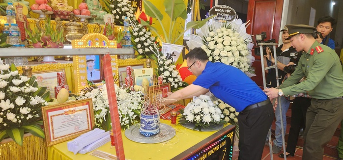 Báo Người Lao Động trao 10 triệu đồng hỗ trợ gia đình Thiếu tá Công an hy sinh khi bắt tội phạm- Ảnh 3. Báo Người Lao Động trao 10 triệu đồng hỗ trợ gia đình Thiếu tá Công an hy sinh khi bắt tội phạm- Ảnh 3.